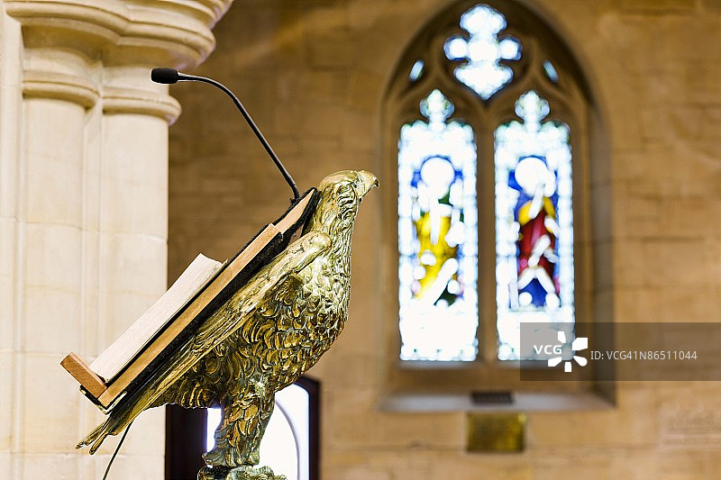 教堂内的麦克风和讲台图片素材