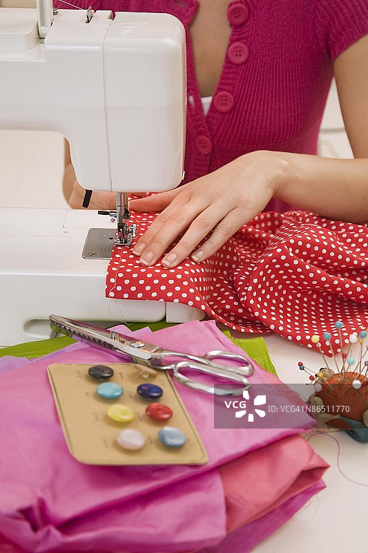 女人使用缝纫机图片素材