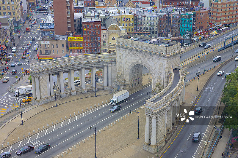 纽约唐人街的桥梁广场，有汽车和卡车图片素材