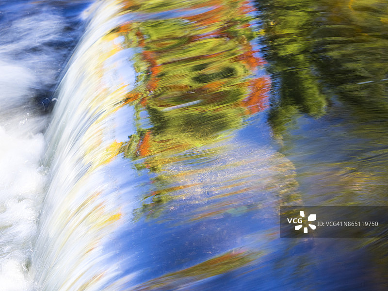 渥太华国家森林公园：昂托纳贡河中支流的秋色倒影图片素材