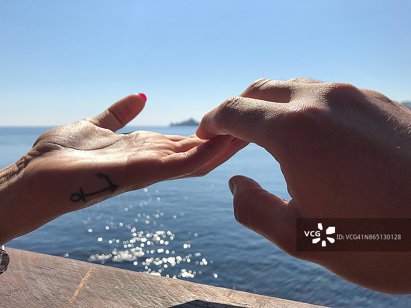 海边情侣牵手特写图片素材