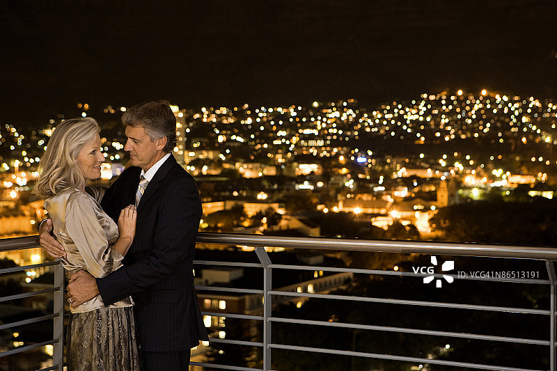 情侣在阳台上眺望城市图片素材