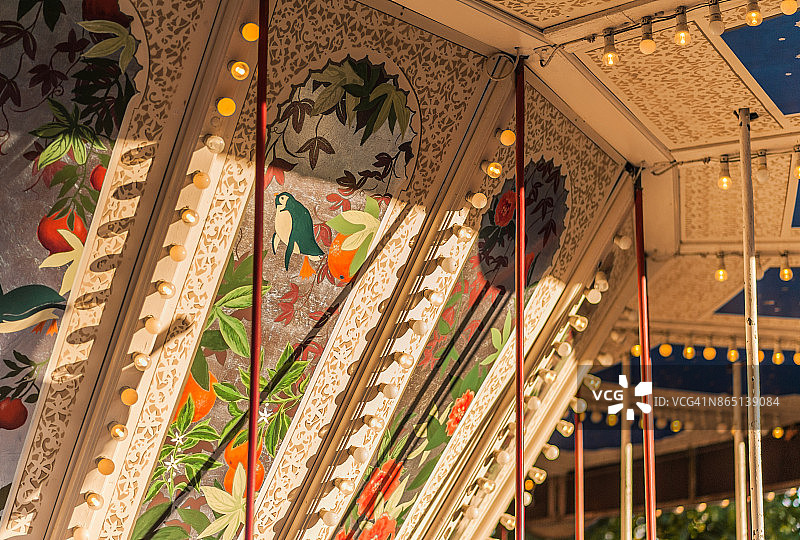 日落时分狂欢节或节日上的旋转木马图片素材