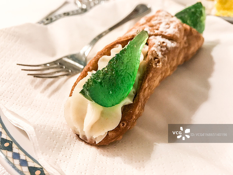 西西里奶油甜馅煎饼卷特写（白色背景，传统意大利乳清干酪甜点）图片素材