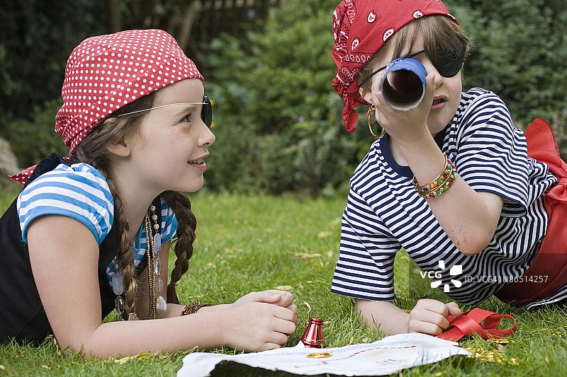 玩海盗游戏的孩子们图片素材