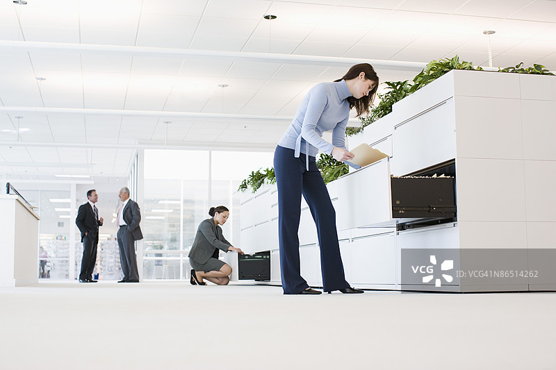 商务人士在办公室工作图片素材