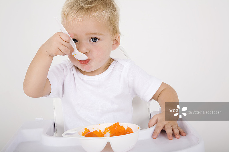 宝宝正在吃东西图片素材