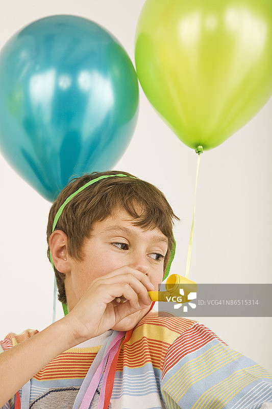 拿着派对礼物和气球的男孩图片素材