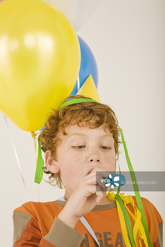 拿着派对礼物和气球的男孩图片素材