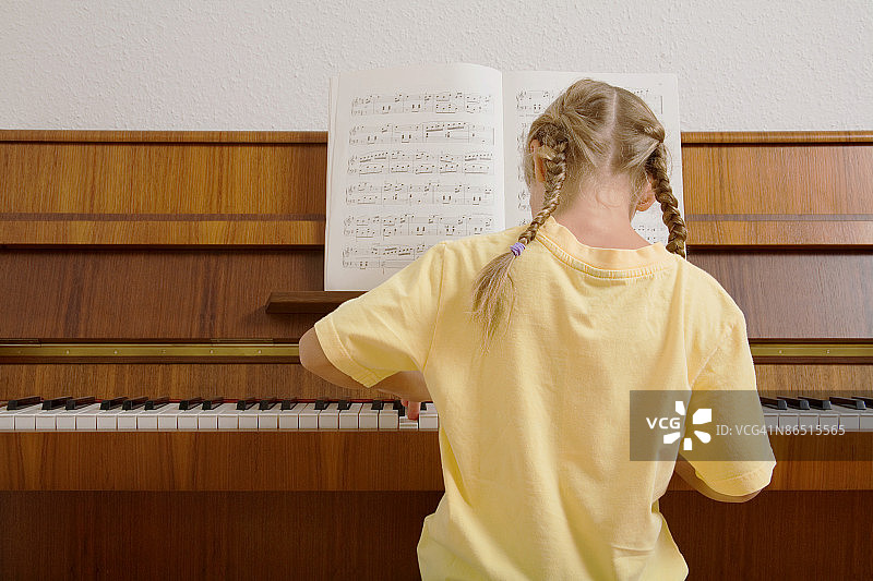 女孩弹钢琴图片素材