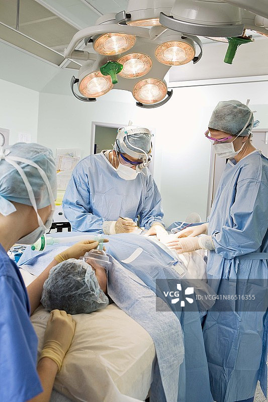 医生为病人做手术图片素材