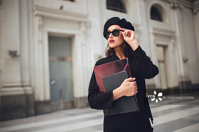 在车站的女人图片素材