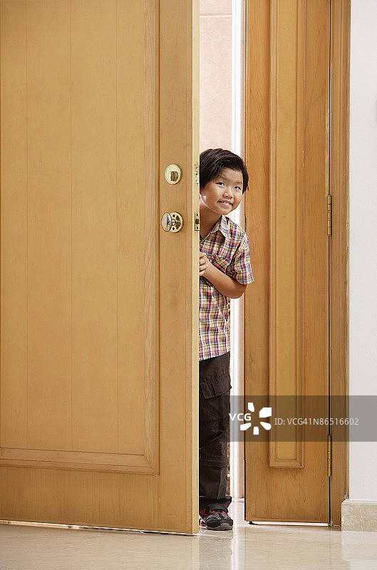 站在门口的男孩图片素材