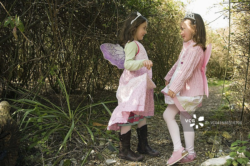 女孩行屈膝礼图片素材