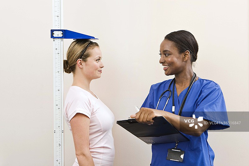 护士在医院为病人测量图片素材