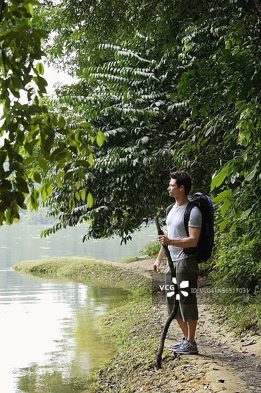 男子在湖边徒步旅行图片素材