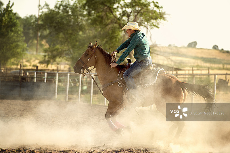 牛仔在当地竞技场的桶赛图片素材
