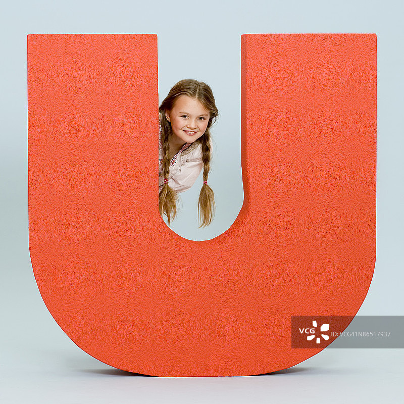 笑容满面的女孩拿着超大信件图片素材