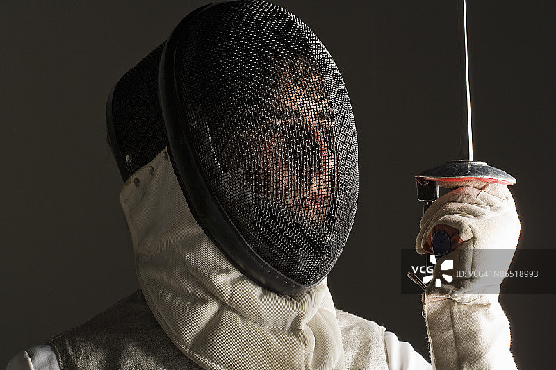 戴面罩的击剑运动员图片素材