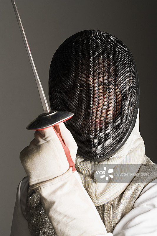 戴面罩的击剑运动员肖像图片素材