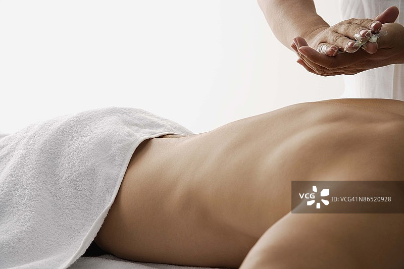 男人接受灵气按摩图片素材