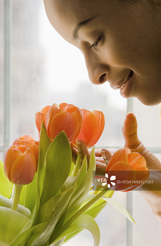 女人闻花香图片素材