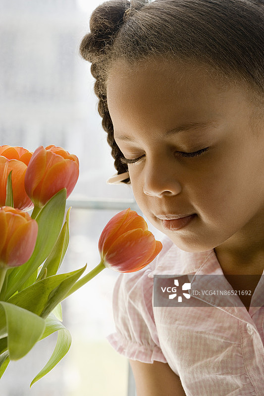 女孩闻花香图片素材