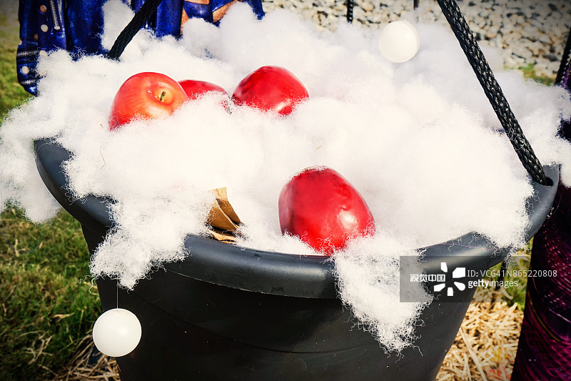 伍德斯托克佐治亚州的万圣节装饰品(装有苹果的黑色塑料大锅)图片素材