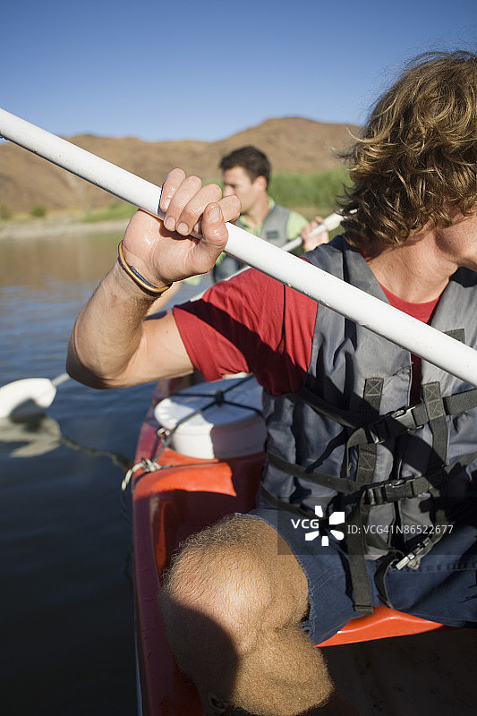 男子划独木舟图片素材