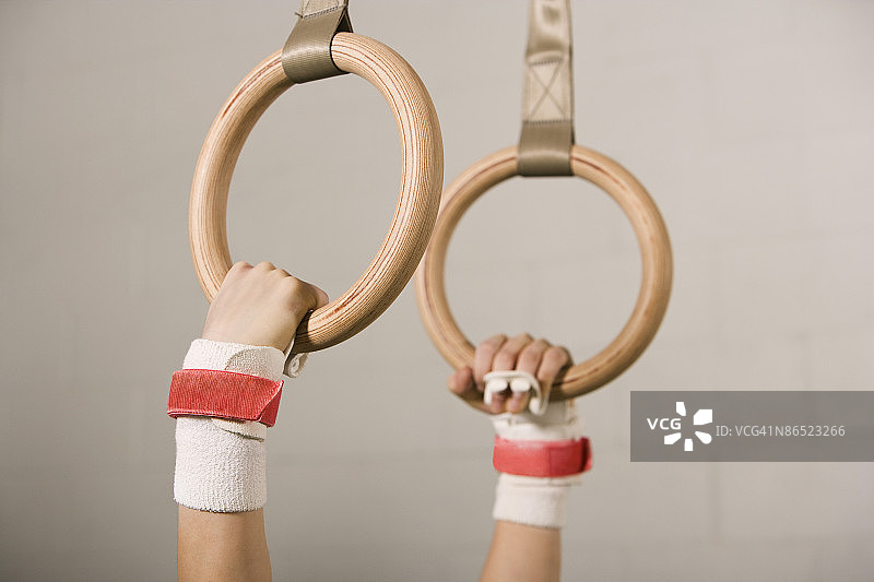 吊环上的体操运动员图片素材