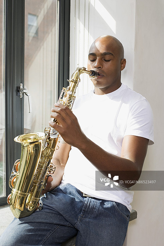 男子演奏萨克斯图片素材