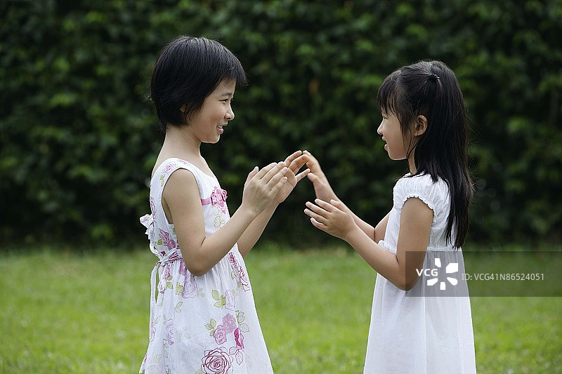 女孩在户外玩打糕游戏图片素材