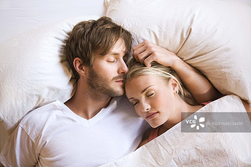 情侣在床上相拥而眠图片素材