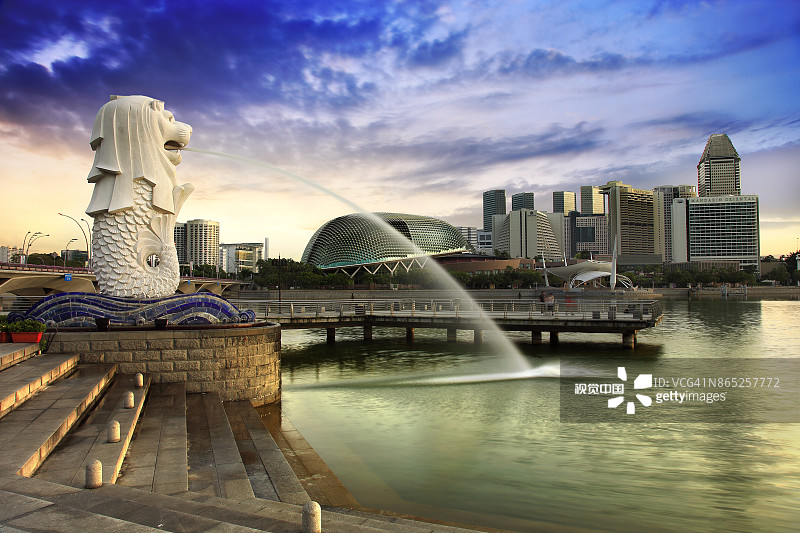 新加坡鱼尾狮雕像日出图片素材