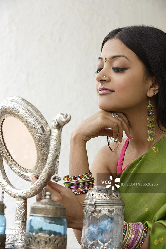 女人照镜子图片素材