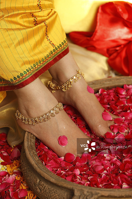 在花瓣碗里泡脚的女人图片素材