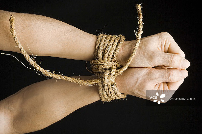 被绳子捆绑在一起的手腕图片素材