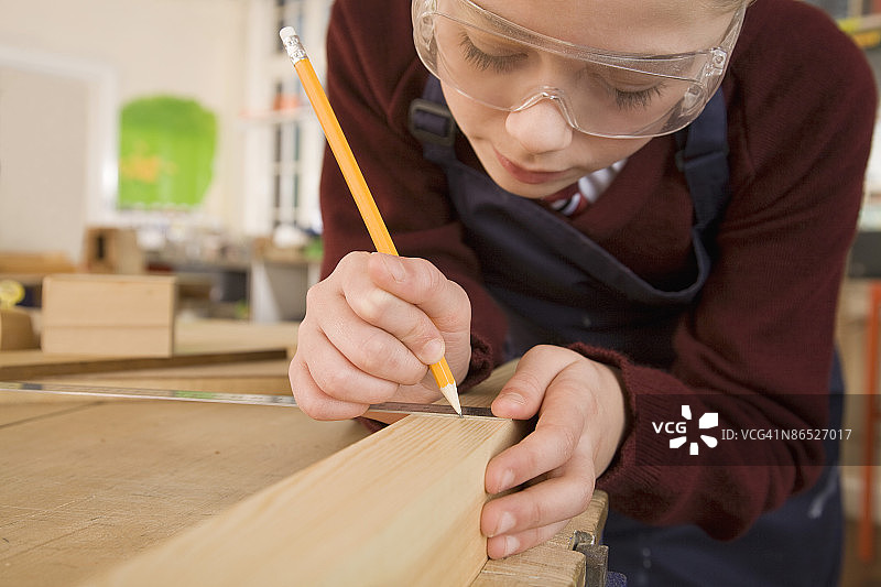 学生在标记尺寸图片素材