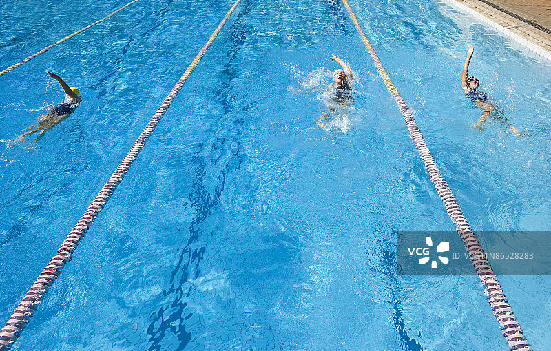 在泳池里游泳的女孩图片素材