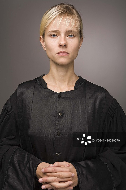 神情严肃的律师图片素材