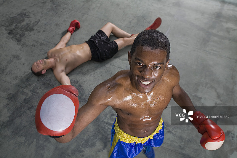 胜利的拳击手高角度景观图片素材