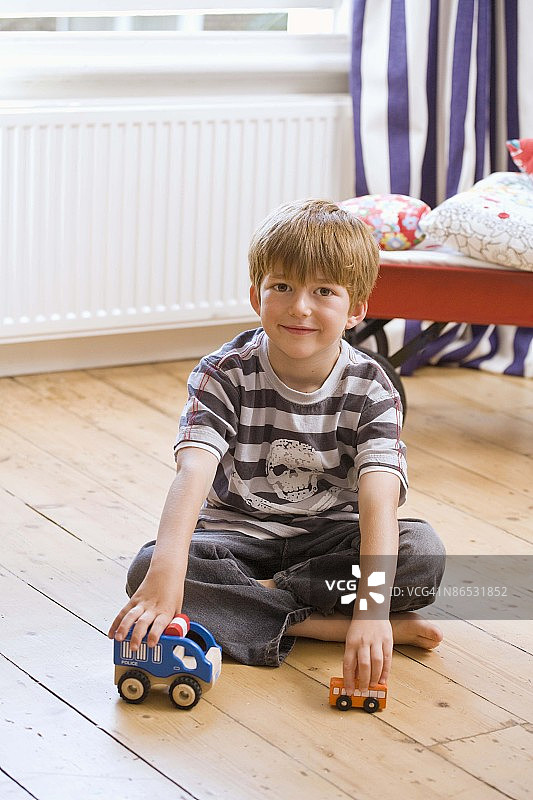 男孩玩玩具汽车图片素材