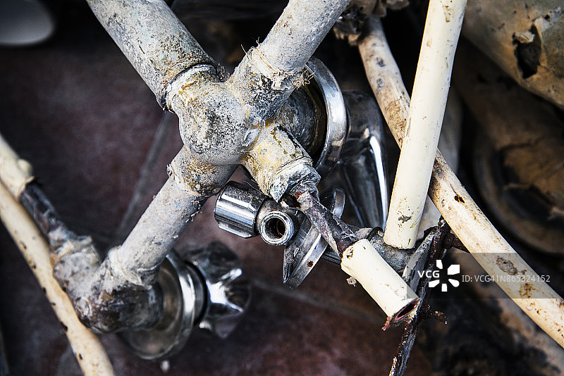 旧管道和水龙头图片素材