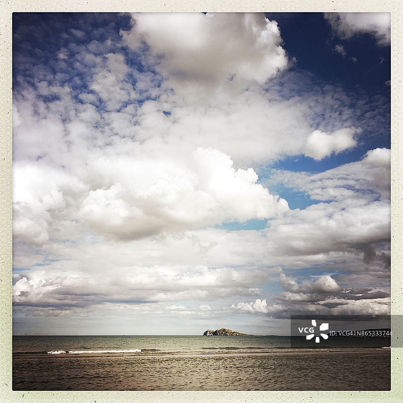 爱尔兰海上空的壮丽云景图片素材
