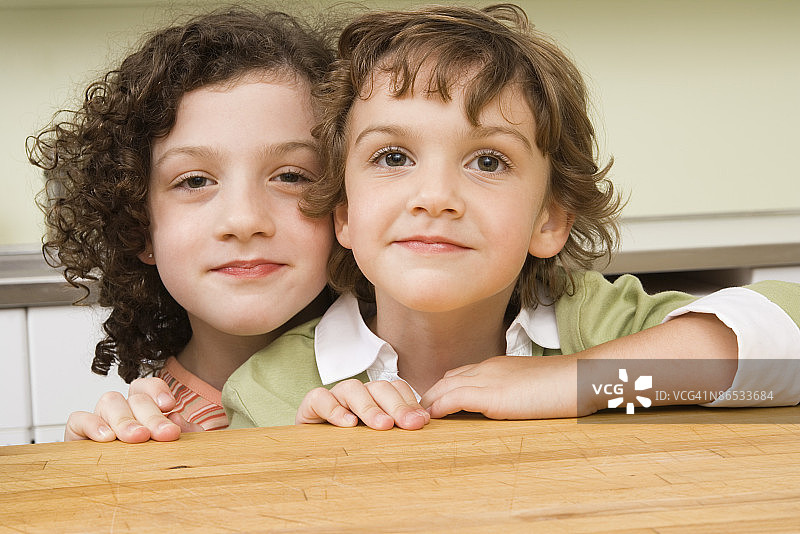 姐妹两人图片素材