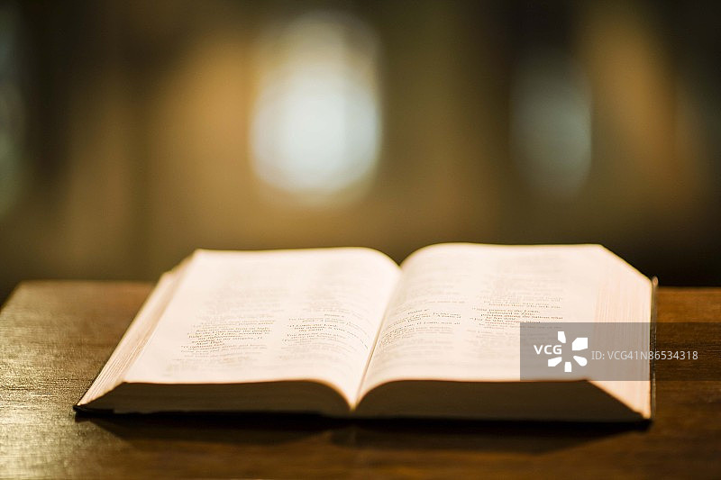 讲道坛上的宗教书籍图片素材