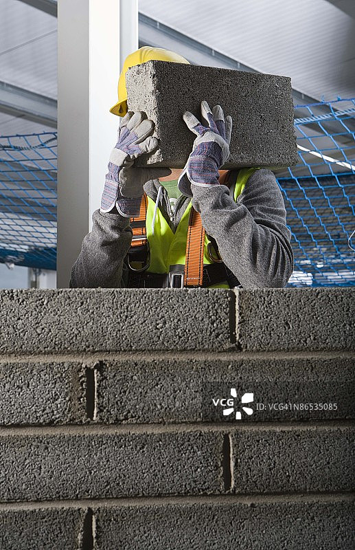 建筑工人砌水泥砖墙图片素材