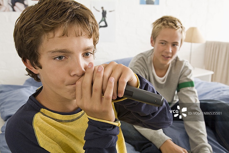 拿着麦克风的青少年男孩图片素材