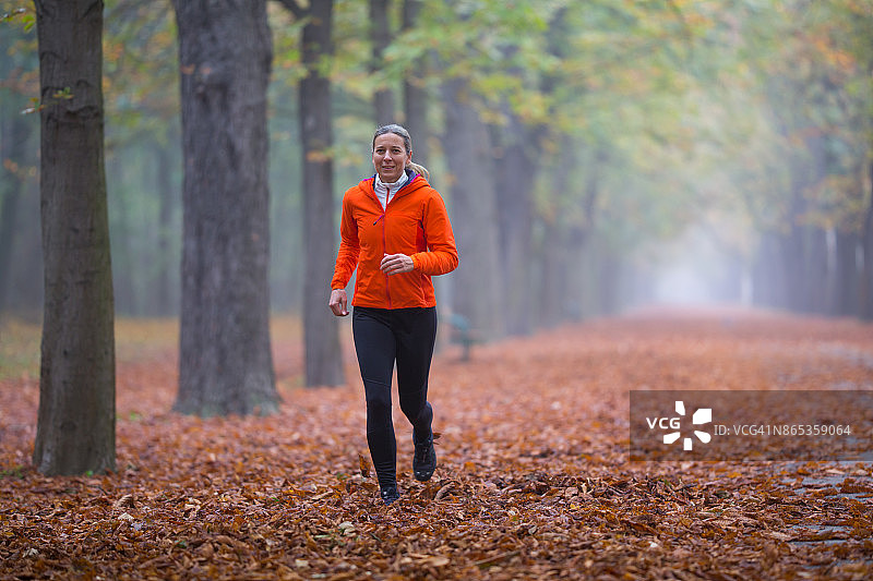 运动中的女人 - 健康的晨跑图片素材