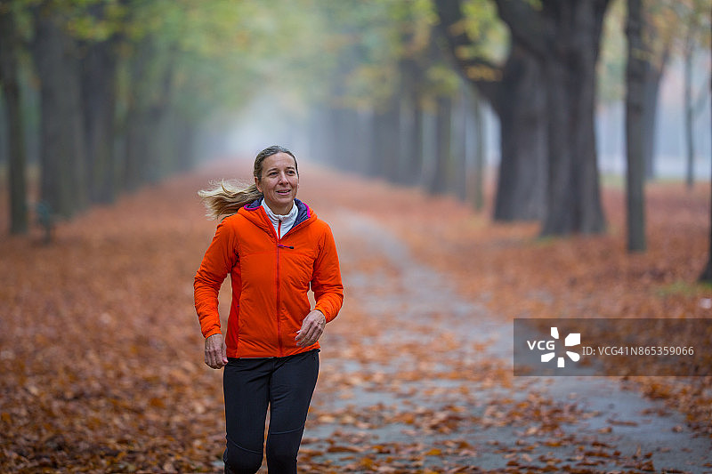 运动中的女性 - 秋季独自慢跑图片素材
